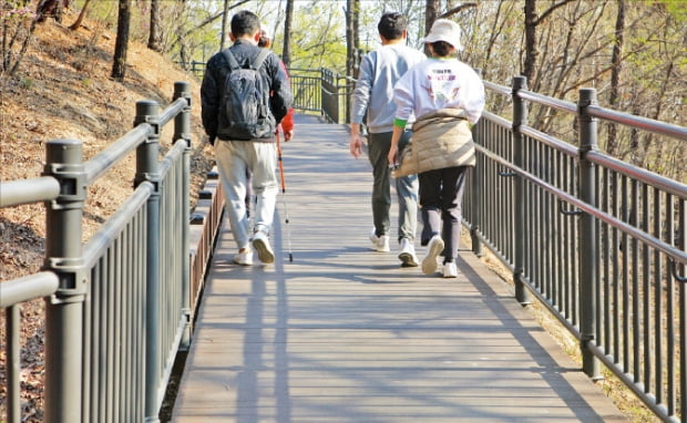 충남 아산시와 한국산림복지진흥원이 조성한 영인산 무장애나눔길. 등산객들이 수입 방부목으로 만든 데크길을 걷고 있다. 강태우 기자 