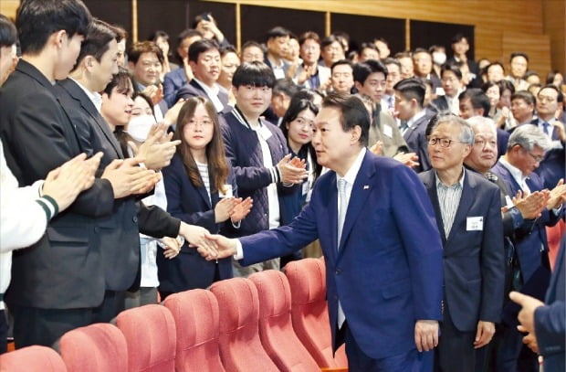 윤석열 대통령이 4일 충남 카지노 쪽박걸디스플레이 아산캠퍼스에서 열린 디스플레이 신규 투자협약식을 마치고 참석자들과 악수하고 있다.   연합뉴스 