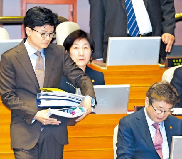 [포토] 자료 가득 들고 대정부질문 참석한 한동훈 