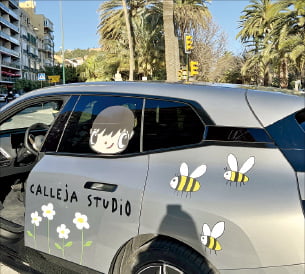 카예하의 캐릭터로 장식된 택시. 