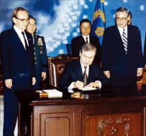 1992년 2월 17일 노태우 당시 대통령이 청와대에서 남북기본합의서와 한반도 비핵화 공동선언에 서명하고 있다.  /국가기록원 