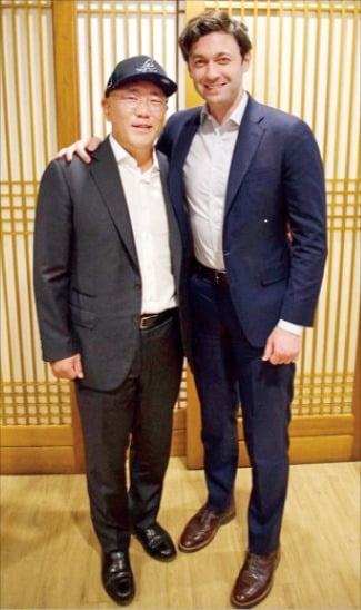 정의선 현대자동차그룹 회장(왼쪽)은 지난 6일 서울의 한 음식점에서 존 오소프 미국 상원의원과 만찬을 함께했다.   /오소프 의원 제공 