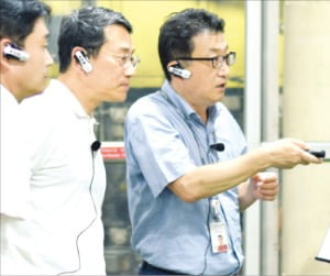 조주완 LG전자 사장(왼쪽 두 번째)이 지난 4일 태국 라용공장에서 생산라인에 대한 설명을 듣고 있다.  LG전자  제공 