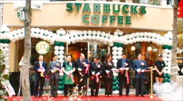 1999년 7월 27일 스타벅스코리아의 한국 1호점인 이화여대점 개점식에서 관계자들이 테이프커팅 행사를 하고 있다. /스타벅스 제공 