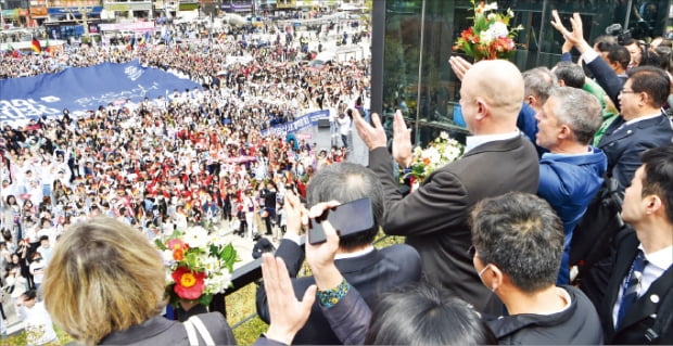 지난 4일 부산역에서 시민 5000여 명이 국제박람회기구(BIE) 실사단을 맞이했다. 부산시는 시민 유치 열기를 오는 6월 프랑스 파리에서 열리는 4차 프레젠테이션에서 강조할 계획이다.  부산시  제공 