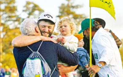 '람보' 생애 첫 그린재킷…PGA 구원자 됐다