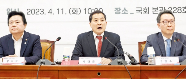 국민의힘이 정부, 보건·의료 단체와 11일 국회에서 ‘의료 현안 관련 민·당·정 간담회’를 열고 간호법 제정안과 의료법 개정안에 대한 중재안을 제시했다. 더불어민주당은 당정 중재안을 거부하는 분위기다. 이날 박대출 국민의힘 정책위원장(가운데)이 간담회를 마치고 브리핑하고 있다.   김병언 기자 