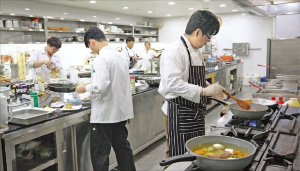 GS리테일 직원들이 서울 역삼동 GS타워에 있는 식품 연구소에서 레스토랑 간편식(RMR) 조리법을 개발하고 있다.  /GS리테일 제공 