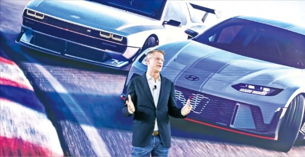 틸 바텐베르크 현대자동차 N브랜드&모터스포츠사업부 상무가 18일 중국 ‘2023 상하이 모터쇼’에서 ‘N브랜드’ 출시를 발표하고 있다.   현대차  제공 