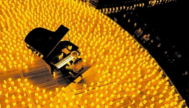 스위스 제네바의 빅토리아 홀을 가득 채운 촛불 사이에서 열린 피아노 캔들라이트 콘서트. /피버 제공 