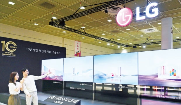 관람객이 전원선 외 모든 선을 없앤 ‘LG 시그니처 올레드M’ 등을 체험하고 있다.  LG전자  제공    
 