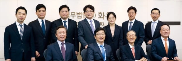 앞줄 왼쪽부터 반 시계 방향으로 한철수 고문, 김철호 변호사, 윤호일 명예대표변호사, 정도익 수석전문위원, 안창모, 김윤후, 최매화 변호사, 전일구 전문위원, 홍석범, 강영민, 이영창 변호사. /화우 제공 