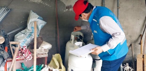 지난해 3월 광주광역시의 한 주택가에서 시니어 가스안전관리원이 불량 가스시설을 점검하고 있다. 한국가스안전공사 제공 