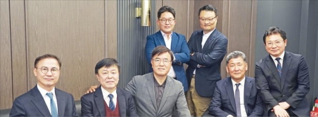 왼쪽부터 이기선, 변민선, 김경, 김학훈, 추원식, 양호산 대표변호사, 이진호 파트너변호사. /YK 제공 