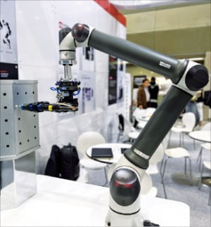 레인보우로보틱스가 내놓은 산업용 협동로봇
 
