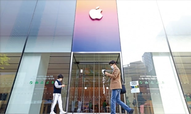 애플이 17일(현지시간) 미국에서 연 4.15% 금리를 적용하는 저축계좌를 출시했다. 18일 한국 애플스토어 서울 강남점 앞을 시민들이 지나가고 있다.  /최혁 한국경제신문 기자 