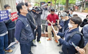 민주노총 금속노조 관계자들이 21일 고용부 감독관들의 현장조사를 막아서고 있다.    /연합뉴스 