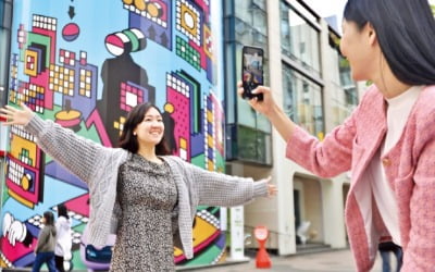 외국인 관광객 잡아라…즐길거리 늘리는 백화점