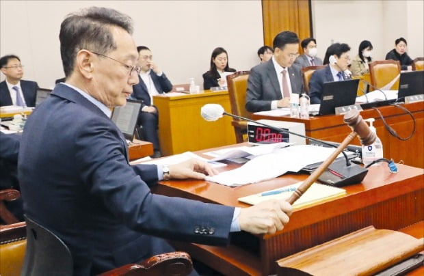 김도읍 국회 법제사법위원장이 26일 국회에서 열린 법사위 전체회의에서 의사봉을 두드리고 있다. 여야는 이날 법사위에서 복수의결권제 도입을 골자로 한 ‘벤처기업 육성에 관한 특별조치법’ 개정안을 통과시켰다.  /뉴스1 