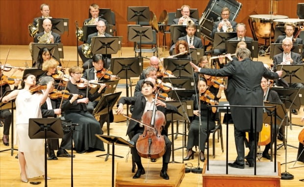 200년 전통의 독일 명문 악단 브레멘필하모닉 오케스트라가 처음으로 한국 관객을 찾았다. 지난 25일 서울 서초동 예술의전당 콘서트홀에서 열린 내한 공연에서는 바이올리니스트 임지영(28)과 첼리스트 문태국(29)이 함께 브람스의 ‘바이올린과 첼로를 위한 이중 협주곡’을 선보였다.   /임대철 기자 