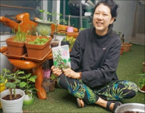 "되살아나는 식물에서 큰 힘을 얻어요" [책마을]