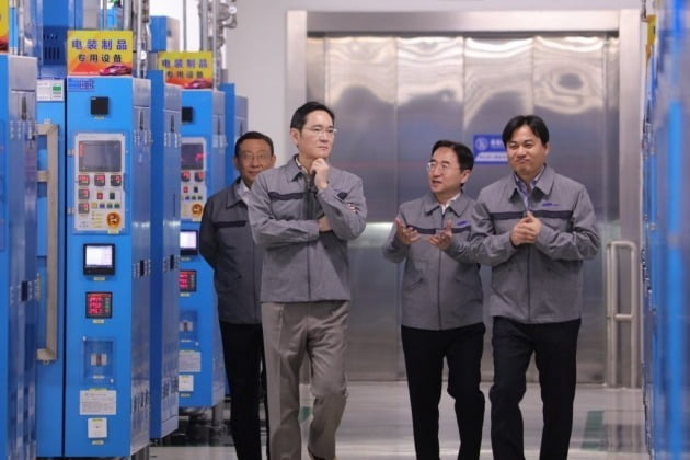 이재용 삼성전자 회장이 3월 24일 중국 텐진에 위치한 삼성전기 사업장을 방문해 MLCC 생산 공장을 점검하고 있다. 사진=삼성전자 제공