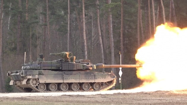 폴란드에서 포 사격 시험 중인 K2 전차의 모습. 사진=현대로템 제공