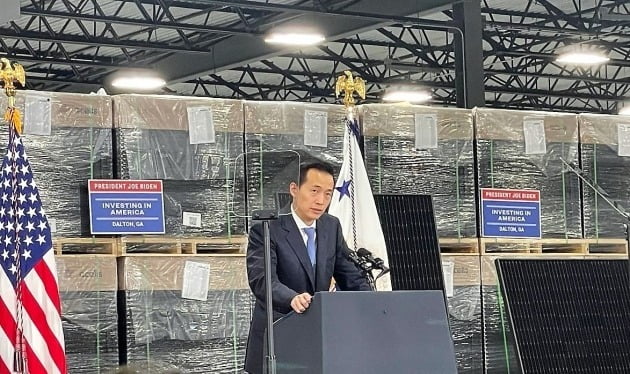 김동관 한화솔루션 부회장이 2023년 4월 6일(현지 시간) 조지아주 달튼에 있는 태양광 모듈 공장에서 미국 최대 태양광 밸류체인 프로젝트 ‘솔라 허브’에 대해 설명하고 있다. 사진=한화솔루션