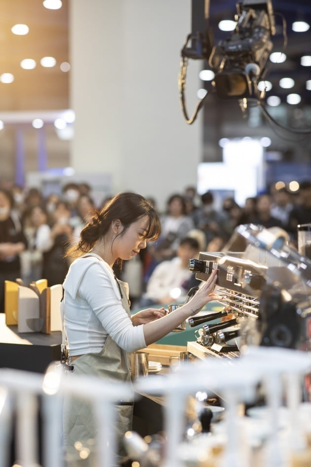  ‘2023 서울커피엑스포’에서 바리스타가 커피를 추출하는 모습.  사진=한국커피연합회 제공