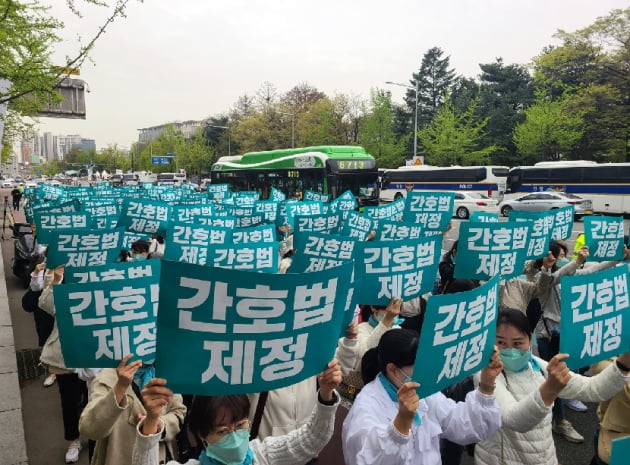 ‘간호법 제정’ 촉구 피켓 든 간호인들. 사진=대한간호협회 제공