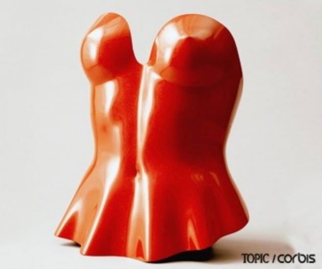 섬유 유리로 만들어진 빨간색 뷔스띠에로 이세이미야케의 Bodyworks 프로젝트(사진①)
사진출처: TOPIC/CORBIS