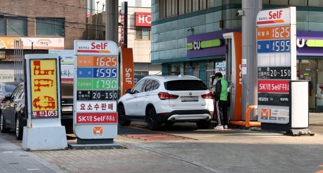 정부가 서민들의 부담을 고려해 유류세 인하 조치를 8월까지 연장하기로 결정했다. 서울의 한 주유소 모습. 사진=연합뉴스