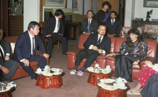 최종현 선대회장(왼쪽)이 1981년 내한한 야마니 사우디아라비아 석유장관(가운데)과 논의하는 장면. SK