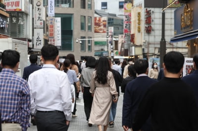 '어허~내가 낼게' 계산서 쟁탈전 사라지고, 홀로 점심 먹는 직장인 늘었다 