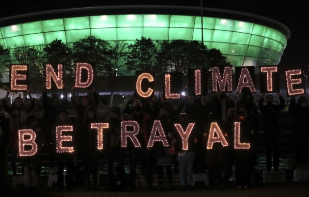 COP26에 모인 청소년 기후활동가들이 기후위기 대응을 촉구하고 있다.사진=AP연합뉴스