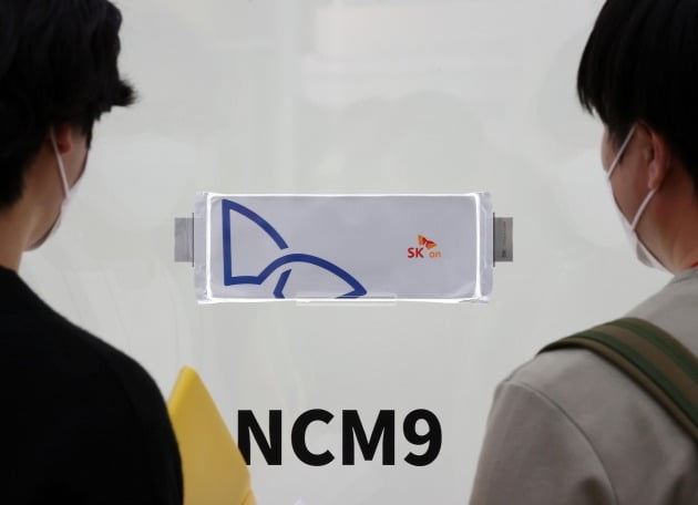 '인터배터리 2022' SK온 부스를 찾은 관람객들이 전시된 NCM9 배터리를 살펴보고 있다. 사진=연합뉴스