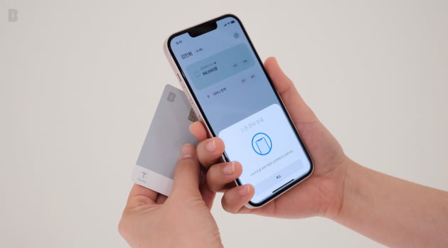 카카오뱅크mini는 금융권 최초 NFC 충전 방식으로 티머니 충전이 가능하다.(사진=카카오뱅크)