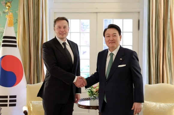 미국을 국빈 방문한 윤석열 대통령이 26일(현지시간) 워싱턴DC 백악관 인근 영빈관에서 일론 머스크 테슬라 최고경영자를 접견하고 있다. 사진=연합뉴스
