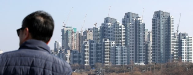 서울 동작대교에서 한 시민이 서초구 일대 아파트를 바라보고 있다.  사진=연합뉴스