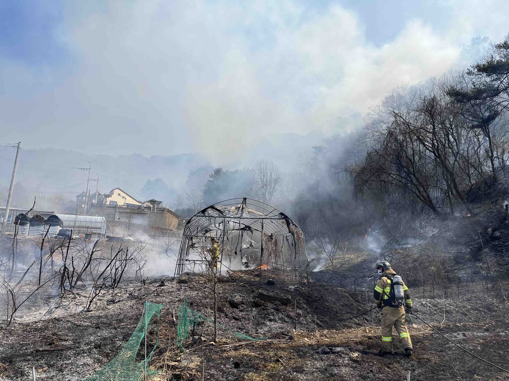 건조특보 속 춘천에 산불…산림당국, 헬기 3대 투입