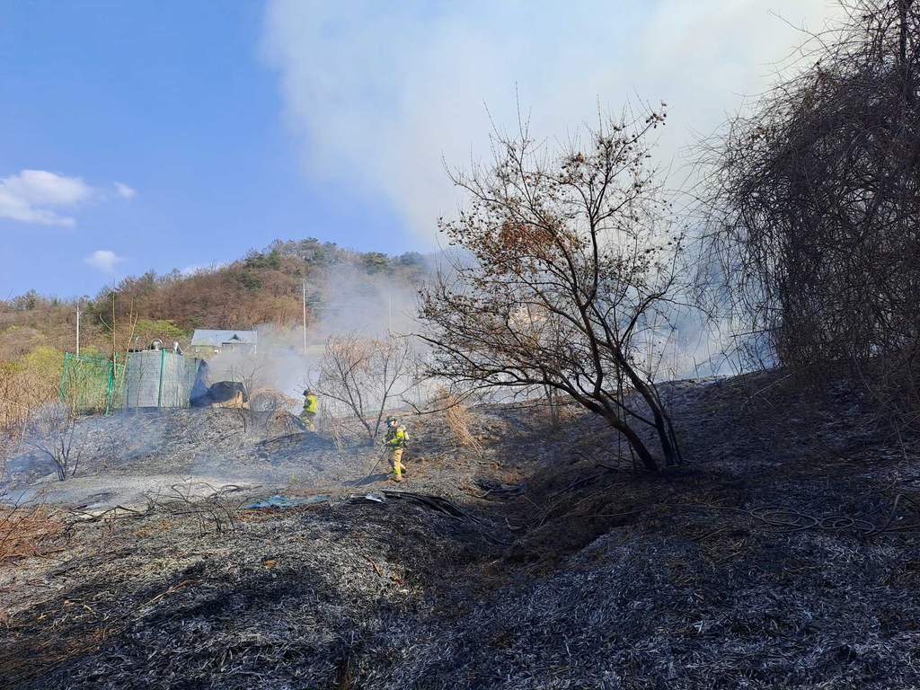 건조특보 속 춘천에 산불…산림당국, 헬기 3대 투입