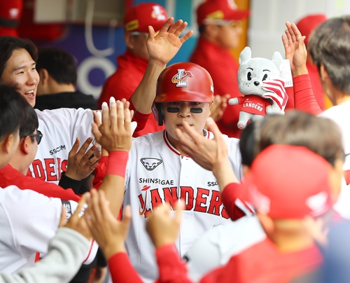 전 구장 매진에 추신수 개막 축포…김광현은 통산 150승(종합)