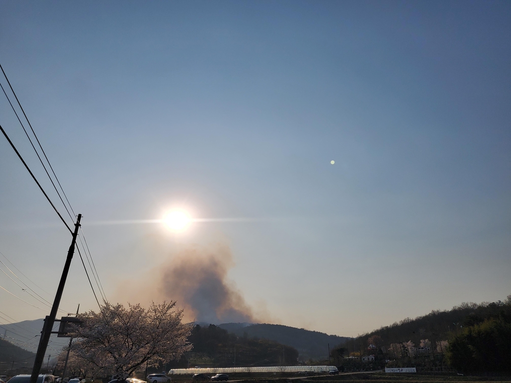 경북 군위 산불 1단계·헬기 17대 진화…"용접 불꽃 튀어"(종합)