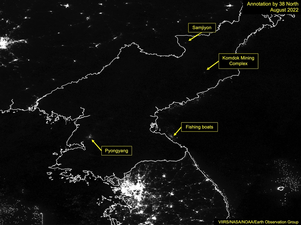 "북한의 밤, 여전히 암흑…평양·산업단지 등은 다소 밝아져"