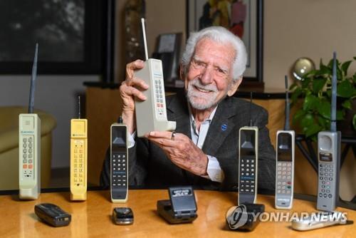 '인류 최초 휴대전화 통화' 50주년…美모토로라 직원이 경쟁사에