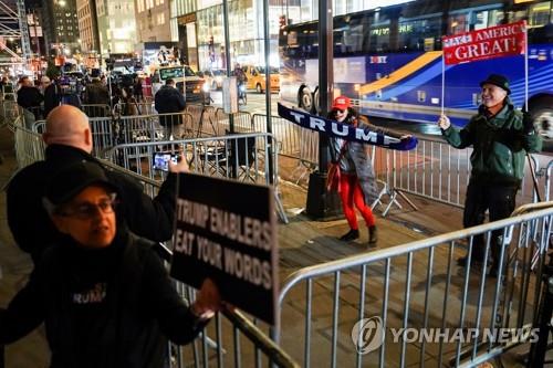 트럼프 '세기의 재판' 서막…머그샷 찍고 "무죄" 한마디 외친다