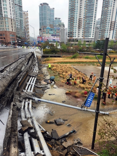 분당 정자동서 교각 보행로 붕괴…1명 사망·1명 중상