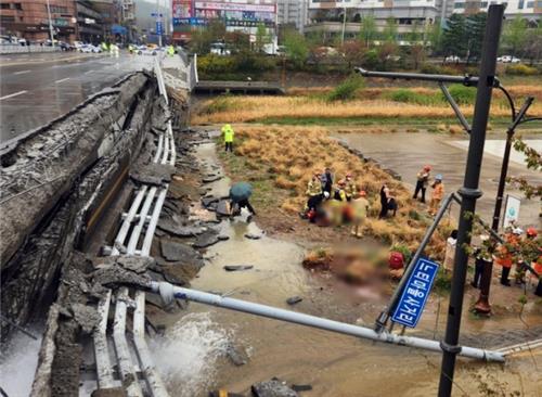 분당 정자동서 교각 보행로 붕괴…1명 사망·1명 중상