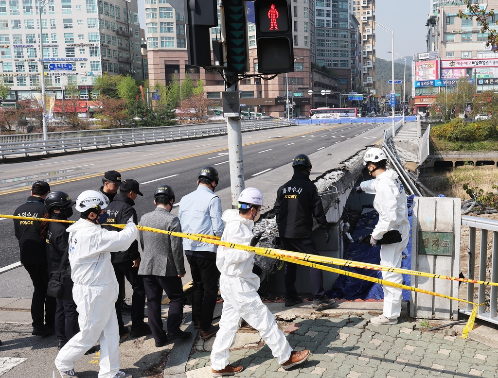 [사진톡톡]경찰-국과수 정자교 합동 감식…원인은?