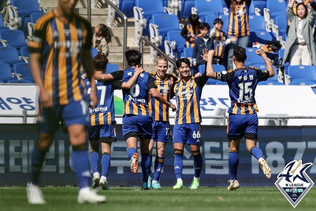 '루빅손 멀티골' 울산, 수원 2-1 꺾고 '개막 6연승 신바람'